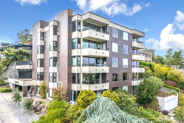 Property photo for 1605 5th Avenue N #102, Seattle