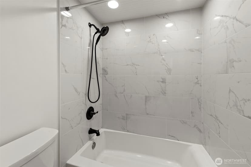 Property photo for 1605 5th Avenue N #102, Seattle photo 16