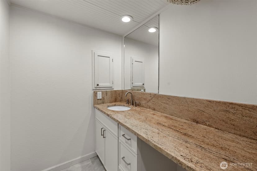 Property photo for 1605 5th Avenue N #102, Seattle photo 15