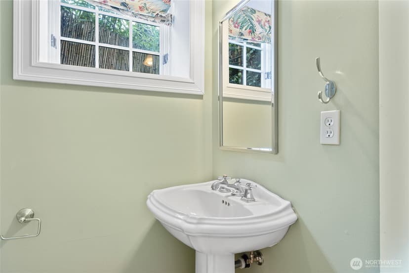 Property photo for 1435 Newport Way, Seattle photo 12