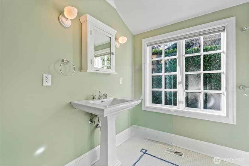 Property photo for 1435 Newport Way, Seattle photo 24