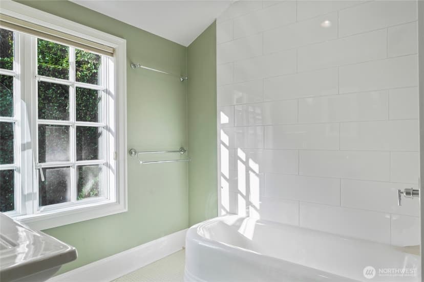 Property photo for 1435 Newport Way, Seattle photo 23