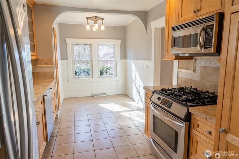 Property photo for 6910 37th Avenue SW, Seattle photo 14