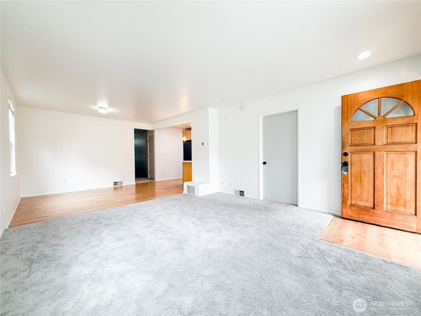 Property photo for 5521 Brooklyn Avenue NE, Seattle photo 4
