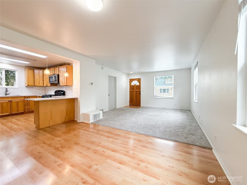 Property photo for 5521 Brooklyn Avenue NE, Seattle photo 6