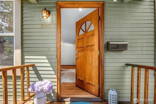 Property photo for 5521 Brooklyn Avenue NE, Seattle photo 2