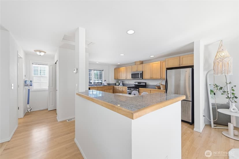 Property photo for 1621 S Weller Street #B, Seattle photo 13