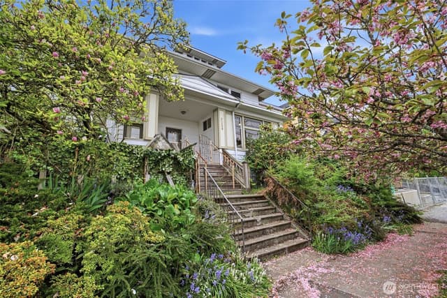 Property photo for 6238 Woodlawn Avenue N, Seattle photo 2