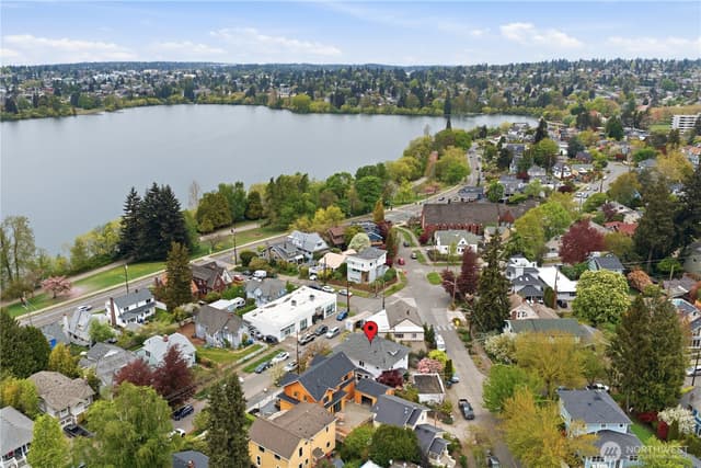Property photo for 6238 Woodlawn Avenue N, Seattle photo 3