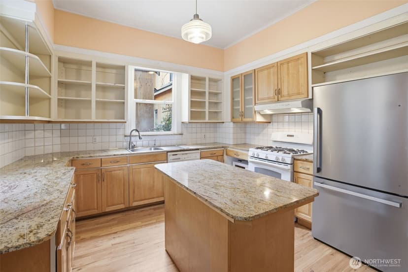 Property photo for 6238 Woodlawn Avenue N, Seattle photo 11