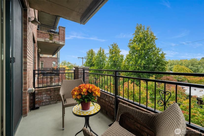 Property photo for 1414 1st Avenue W #403, Seattle photo 6