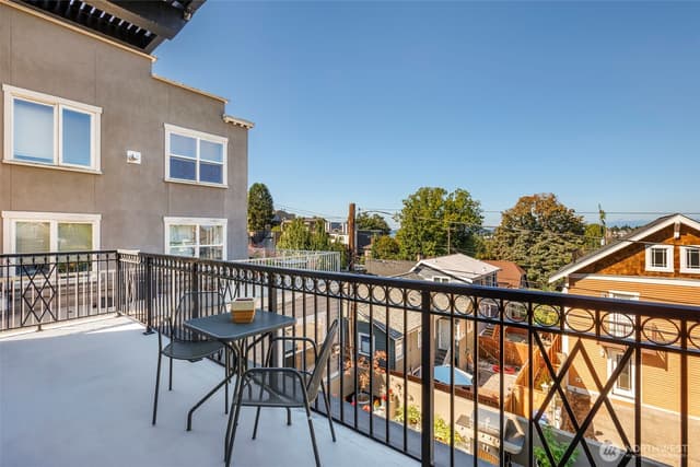Property photo for 1909 10th Avenue W #201, Seattle photo 2
