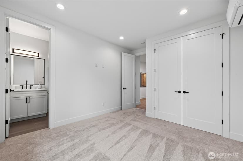 Property photo for 719 95th Avenue NE, Bellevue photo 24