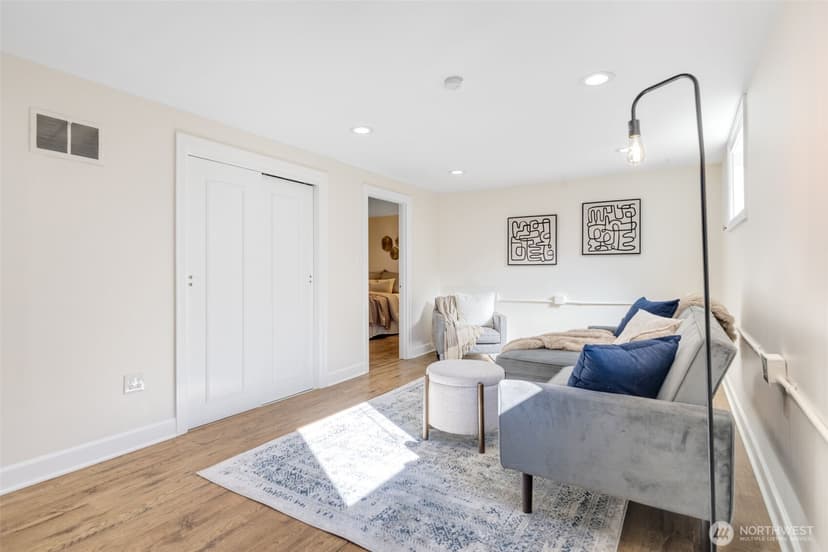Property photo for 8007 Wallingford Avenue N, Seattle photo 13
