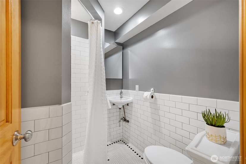 Property photo for 8007 Wallingford Avenue N, Seattle photo 16