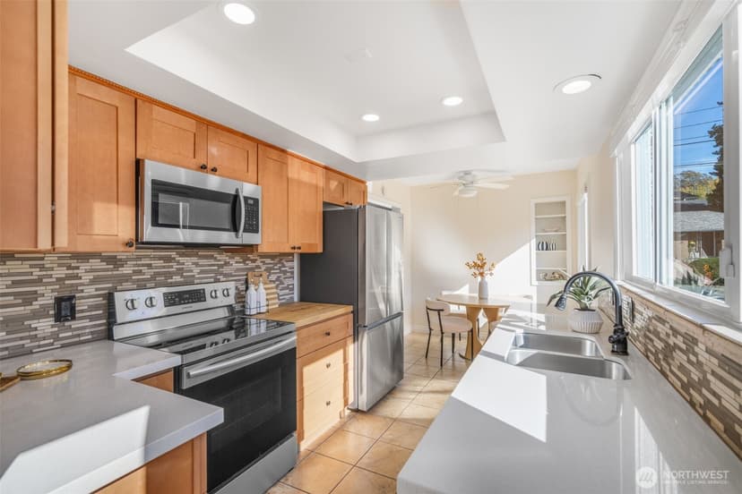 Property photo for 8007 Wallingford Avenue N, Seattle photo 6