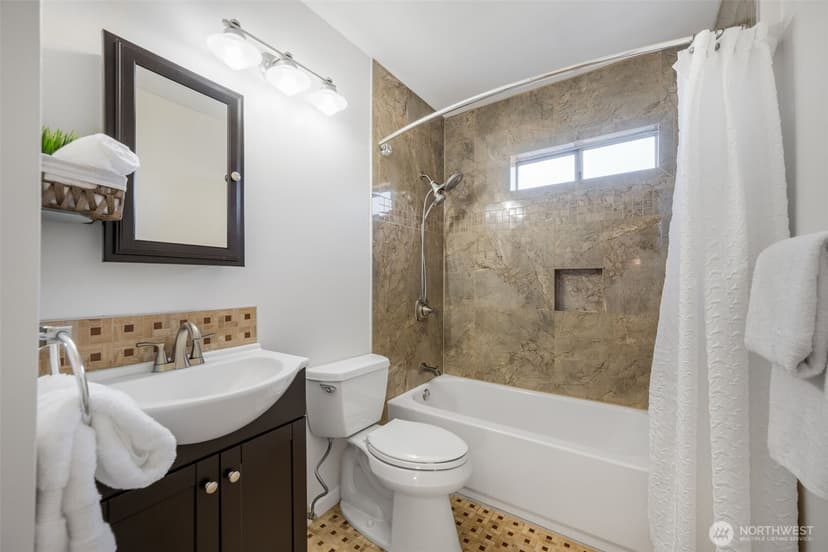 Property photo for 8007 Wallingford Avenue N, Seattle photo 10