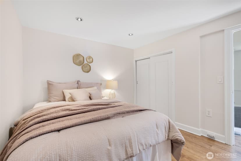 Property photo for 8007 Wallingford Avenue N, Seattle photo 15