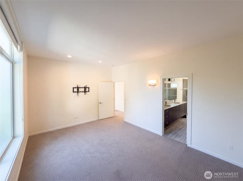 Property photo for 3009 Harbor Avenue SW, Seattle photo 4