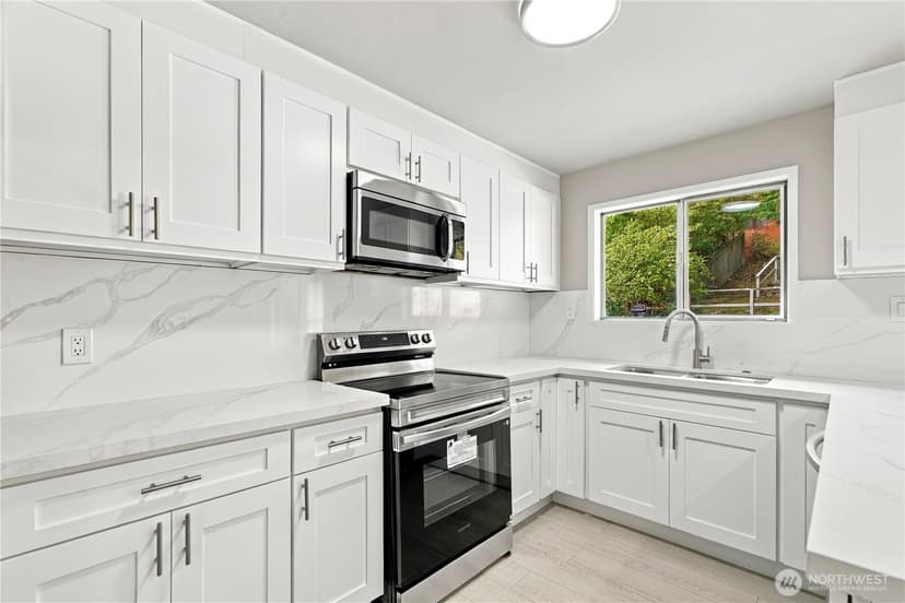 Property photo for 16135 Densmore Ave N, Shoreline photo 8