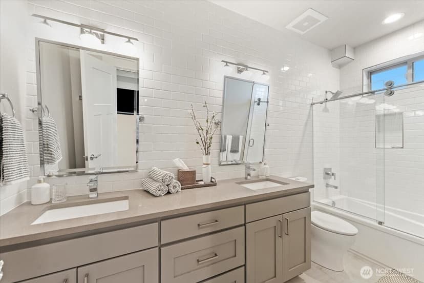 Property photo for 11822 Holmes Point Drive NE, Kirkland photo 30