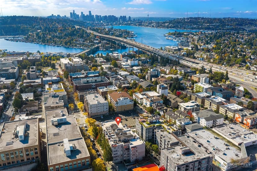 Property photo for 4343 Roosevelt Way NE #601, Seattle photo 2
