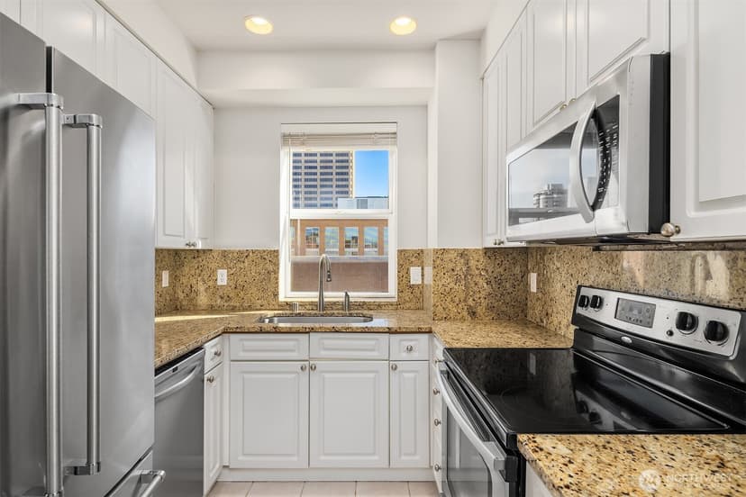 Property photo for 4343 Roosevelt Way NE #601, Seattle photo 7