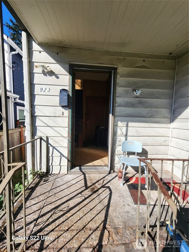 Property photo for 923 24th Avenue S, Seattle photo 2