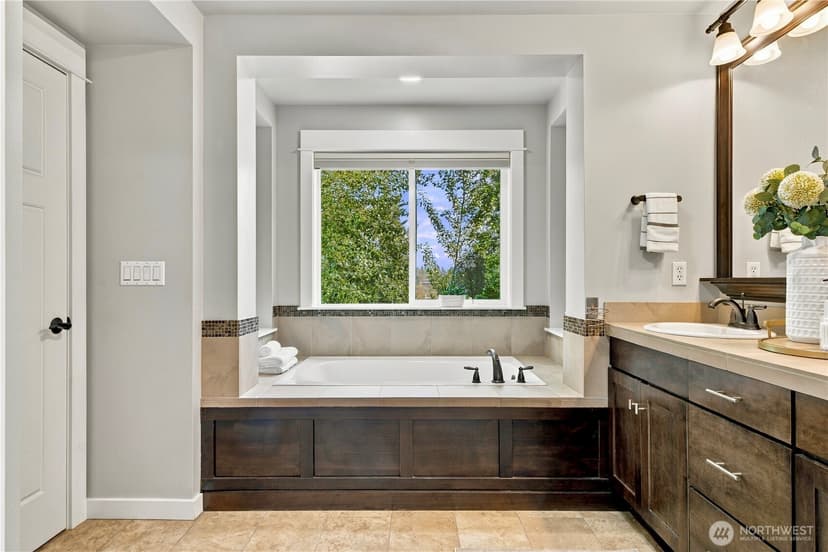 Property photo for 208 107th Place SE, Bellevue photo 27