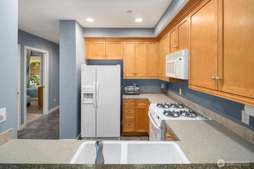 Property photo for 10047 NE Main Street NE #202, Bellevue photo 7