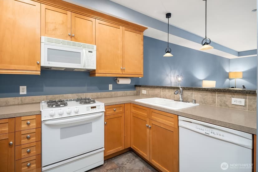 Property photo for 10047 NE Main Street NE #202, Bellevue photo 6