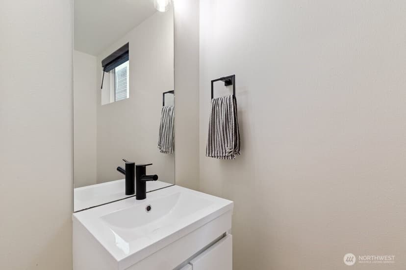 Property photo for 820 B S Rose Street, Seattle photo 10