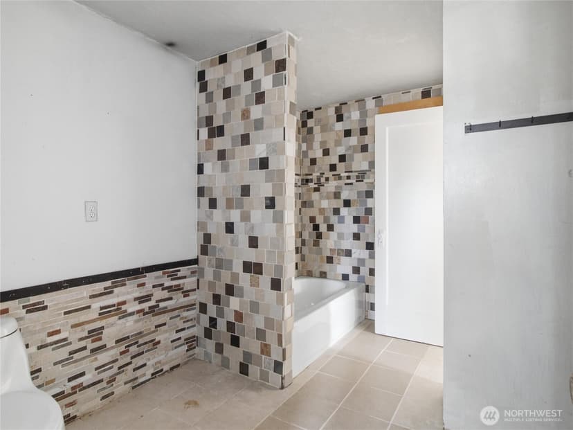 Property photo for 1123 Military Road E, Tacoma photo 11