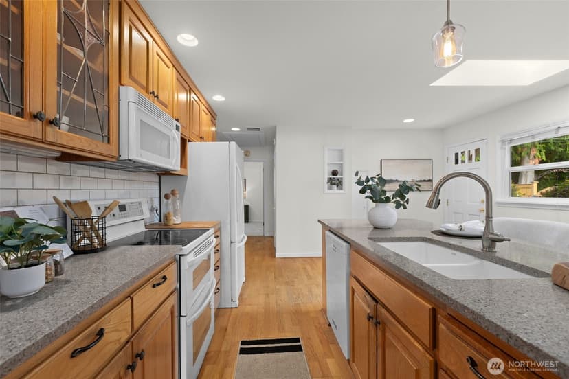 Property photo for 30979 E Lake Morton Drive SE, Kent photo 6