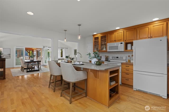 Property photo for 30979 E Lake Morton Drive SE, Kent photo 5
