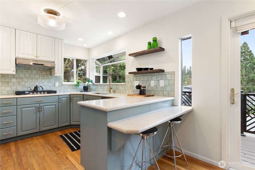 Property photo for 9043 Matthews Avenue NE, Seattle photo 12