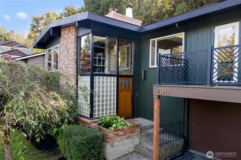 Property photo for 9043 Matthews Avenue NE, Seattle photo 2