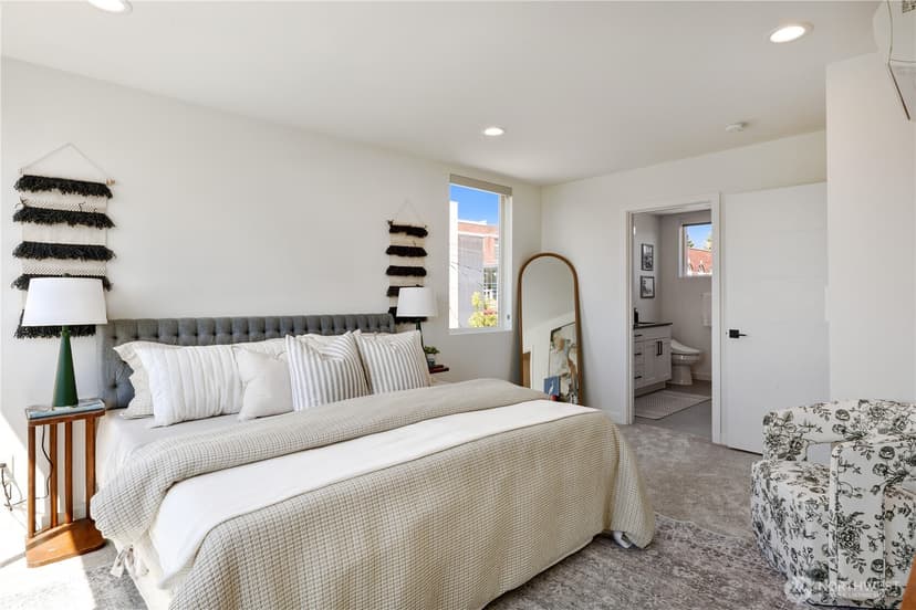 Property photo for 5560 15th Avenue S, Seattle photo 12