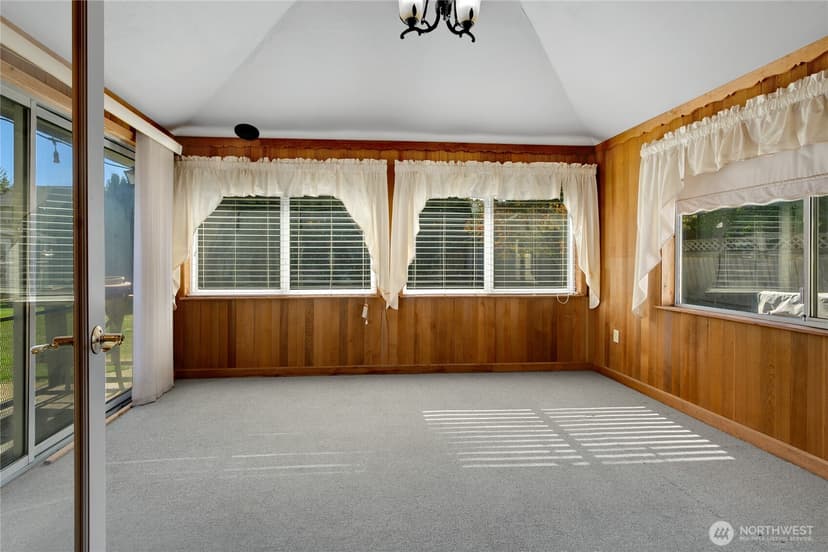 Property photo for 820 9th Avenue NW, Puyallup photo 8