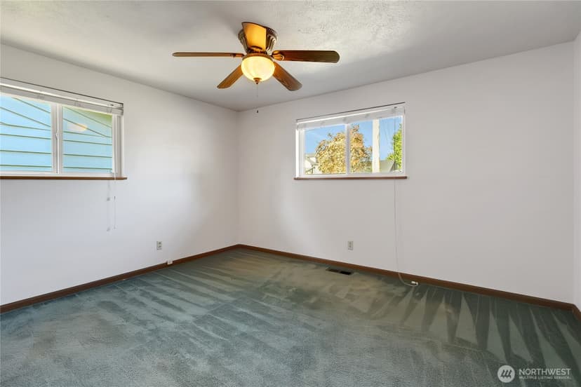 Property photo for 820 9th Avenue NW, Puyallup photo 17