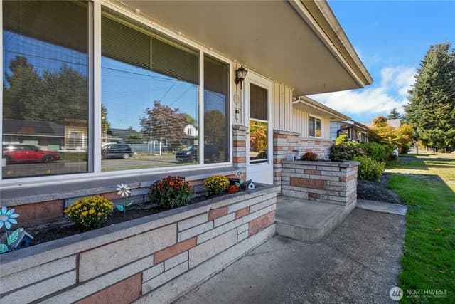 Property photo for 820 9th Avenue NW, Puyallup photo 2