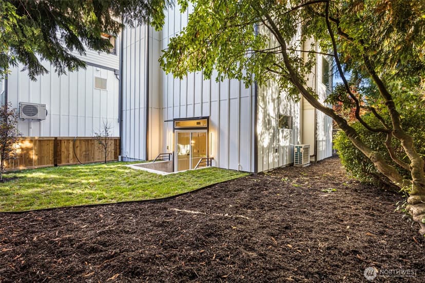 Property photo for 2725 Belvidere Avenue SW, Seattle photo 28