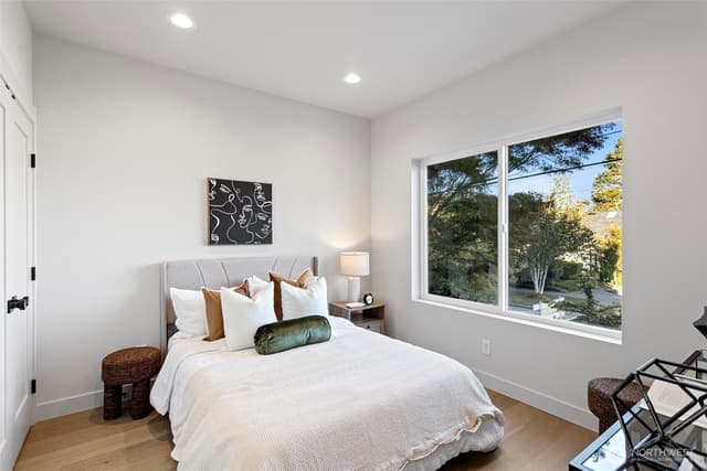 Property photo for 2721 Belvidere Avenue SW, Seattle photo 4