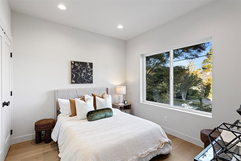 Property photo for 2721 Belvidere Avenue SW, Seattle photo 4