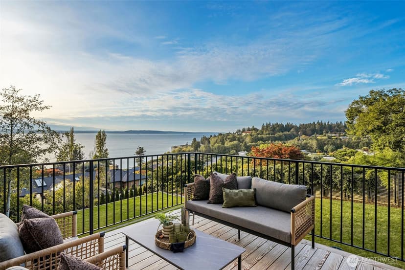 Property photo for 17717 15 Avenue NW, Shoreline photo 35