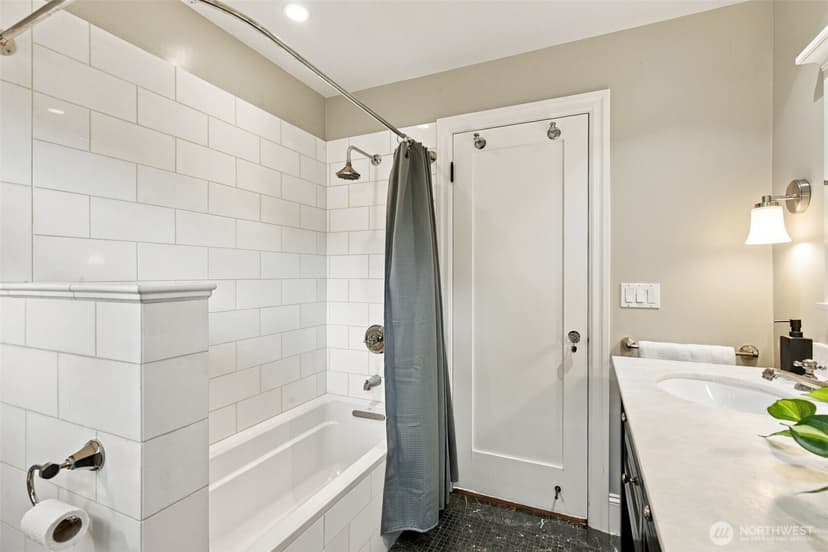 Property photo for 1905 33rd Avenue S, Seattle photo 31