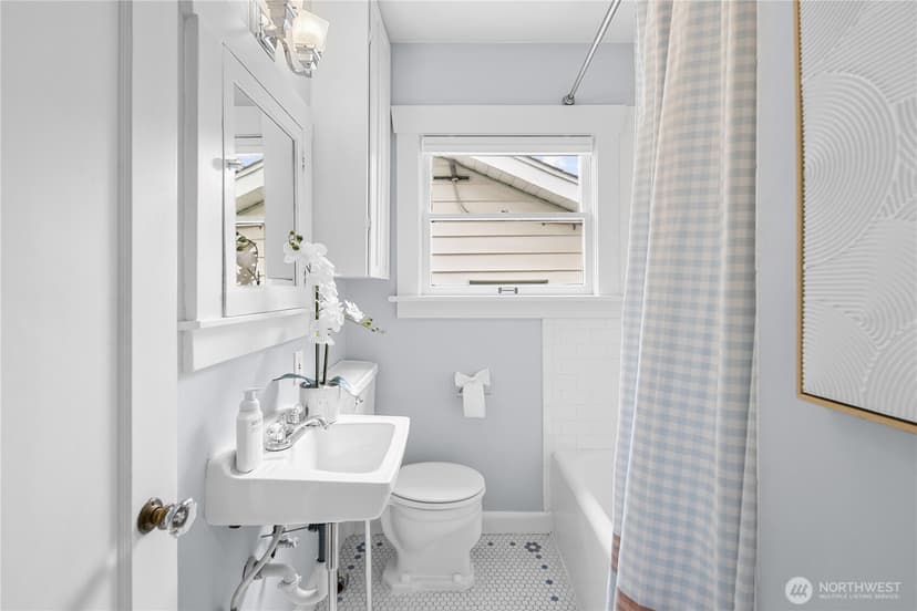 Property photo for 7520 Linden Avenue N, Seattle photo 13