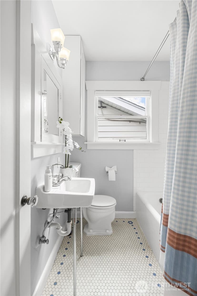Property photo for 7520 Linden Avenue N, Seattle photo 14