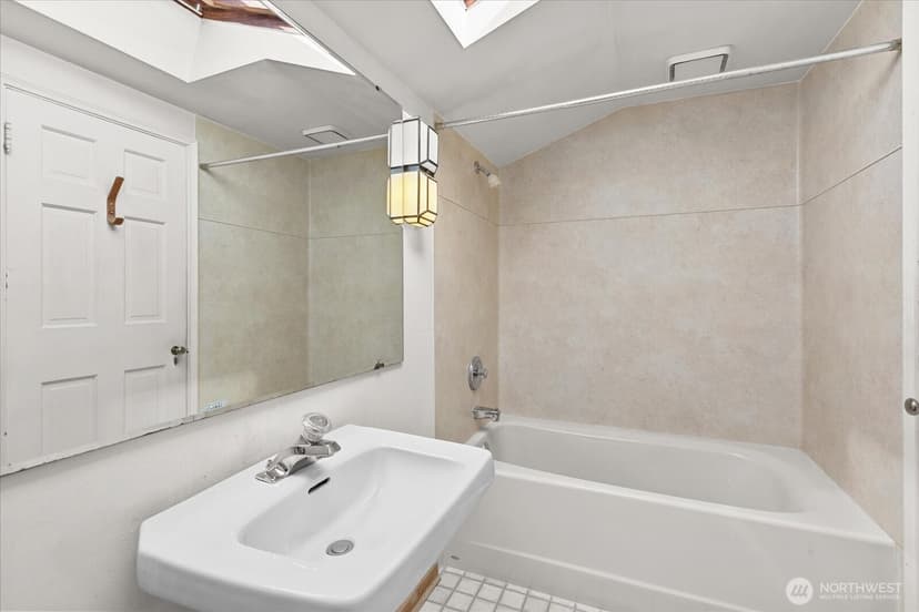 Property photo for 2620 W Lynn Street, Seattle photo 19