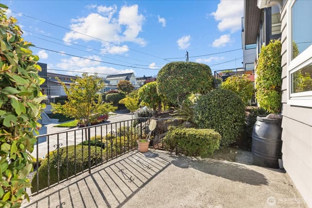 Property photo for 2620 W Lynn Street, Seattle photo 3